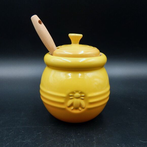 Le Creuset Honey Pot Dijon Yellow w/Lid Silicone Dipper Set Stoneware Bee Lidded - Picture 6 of 8